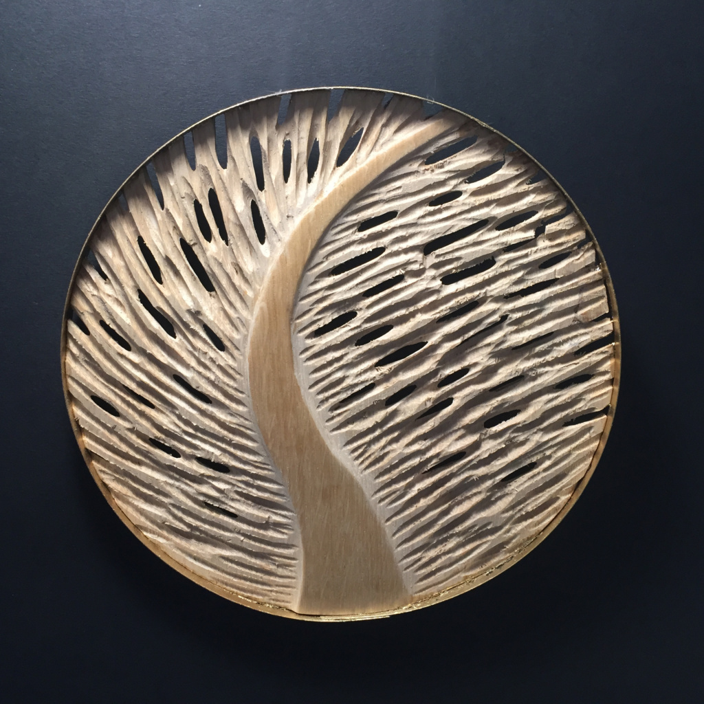 SCULPTURE EN CHENE, DIAM.22 CM. A SUSPENDRE OU &Agrave; METTRE AU MUR.