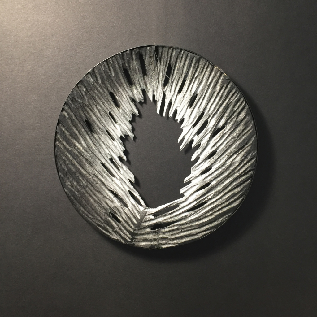 SCULPTURE EN HETE LAQU&Eacute; NOIR ET GRIS. Diam.19 cm. A suspendre ou &agrave; mettre au mur..